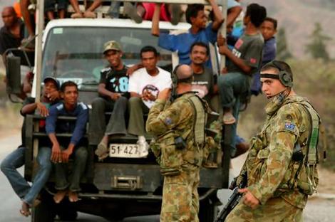 Australian soldiers man a checkpoint outside Dili. Photo: Glenn Campbell